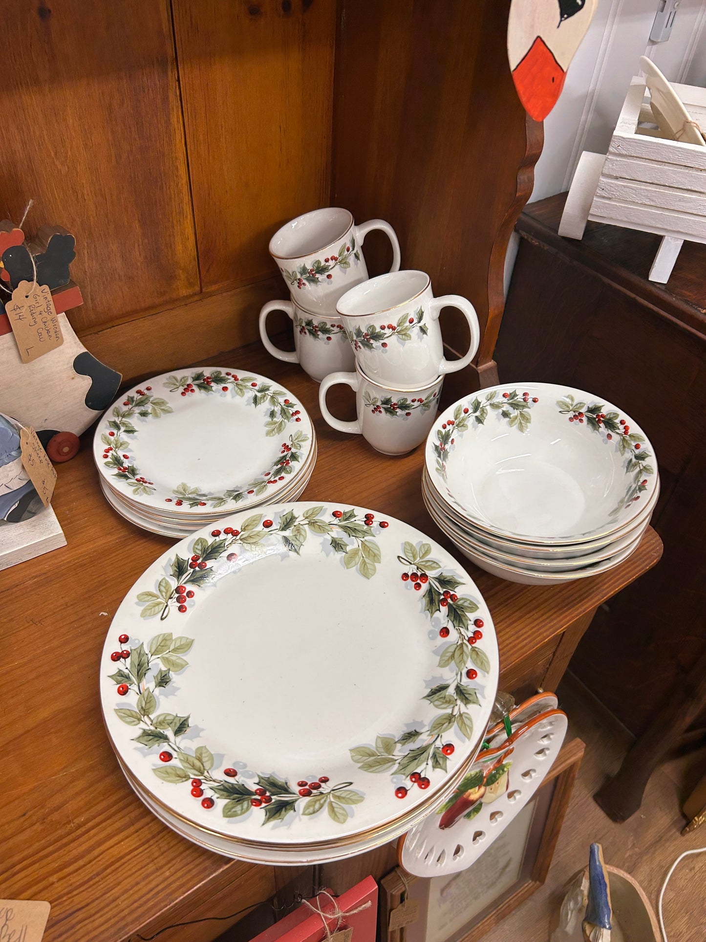 Gibson Holly Berry Christmas Dinner Set - Setting For 4 People