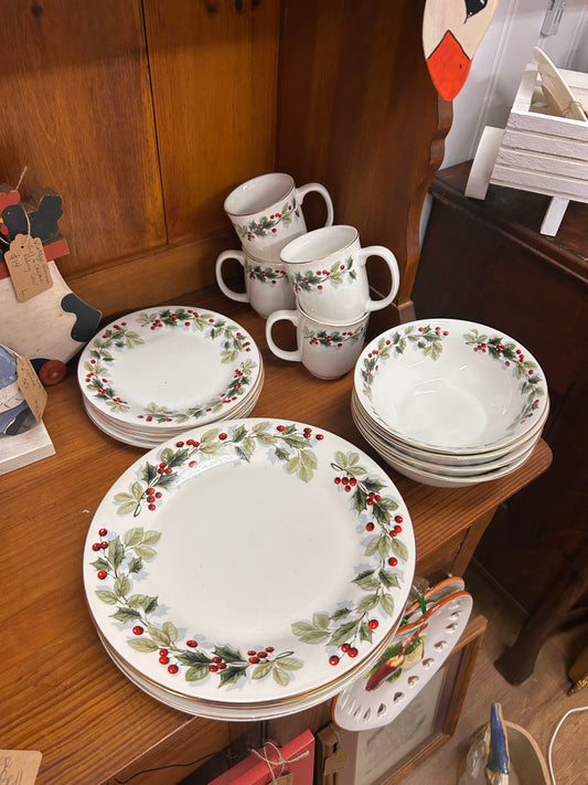 Gibson Holly Berry Christmas Dinner Set - Setting For 4 People