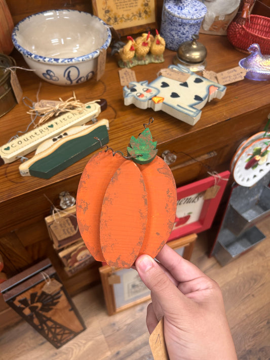 Wooden Pumpkin With Leaf